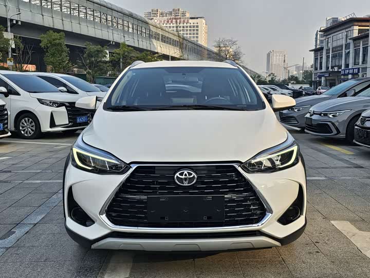 Фото 2 - Toyota Yaris L Hatchback