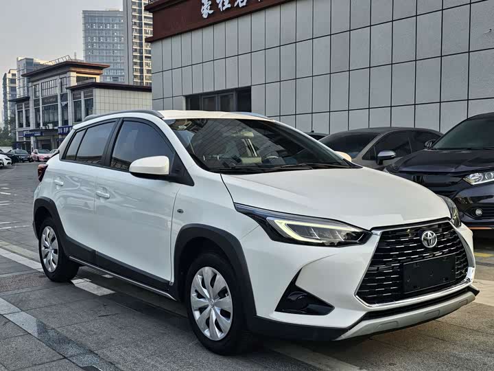 Фото 3 - Toyota Yaris L Hatchback