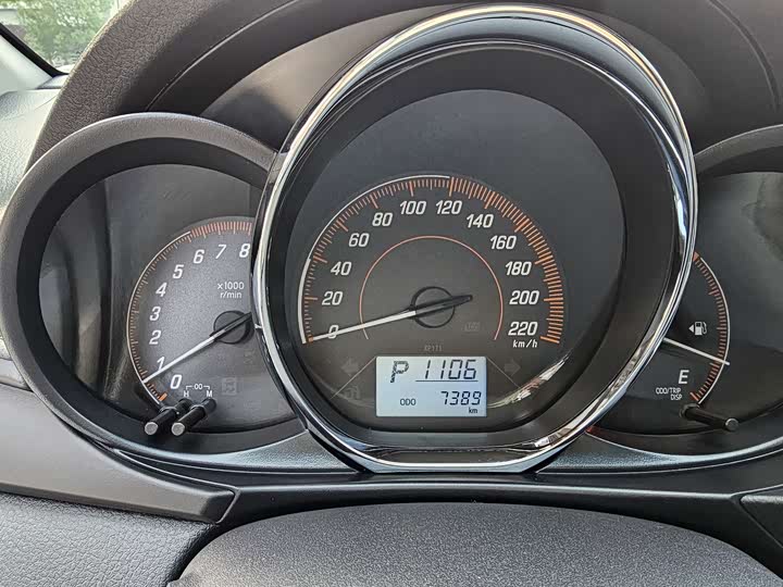 Фото 4 - Toyota Yaris L Hatchback