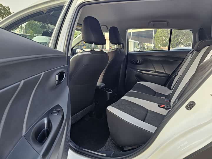 Фото 5 - Toyota Yaris L Hatchback