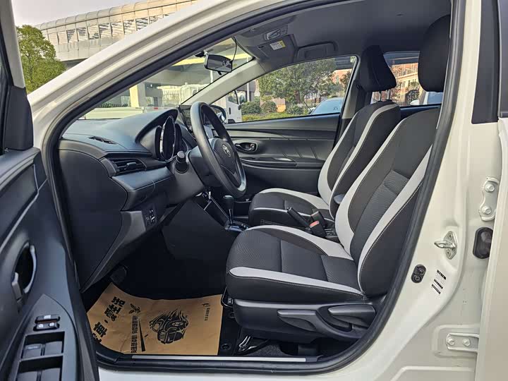 Фото 6 - Toyota Yaris L Hatchback