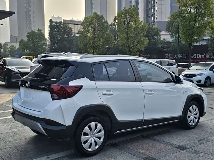 Фото 9 - Toyota Yaris L Hatchback