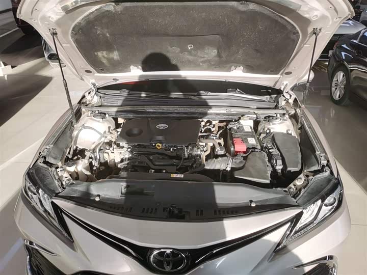 Фото 10 - Toyota Camry