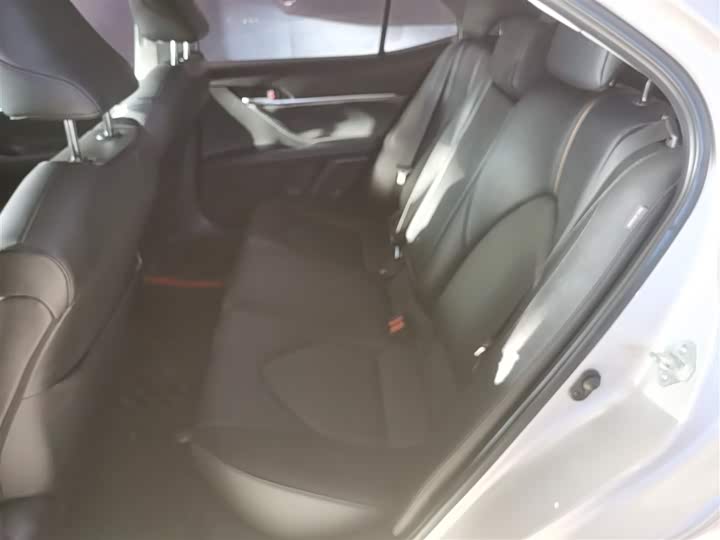 Фото 14 - Toyota Camry