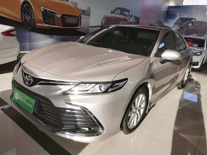 Фото 2 - Toyota Camry