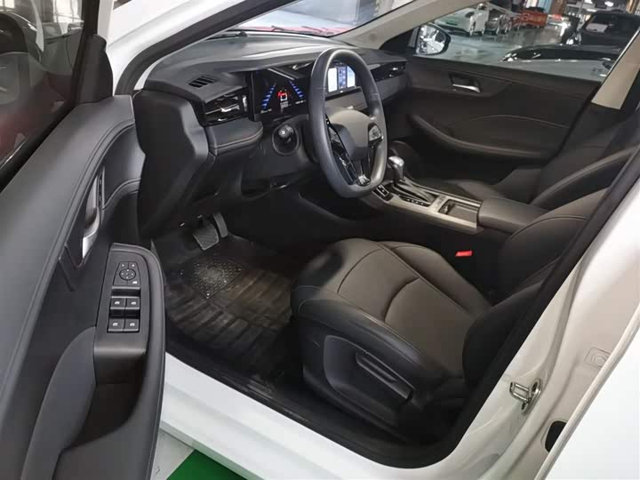 Фото 15 - Roewe i5