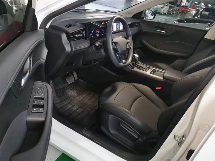 Фото 16 - Roewe i5