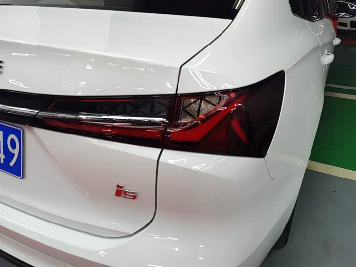 Фото 8 - Roewe i5