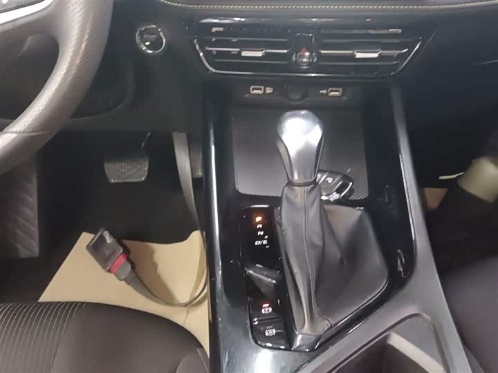 Фото 14 - Roewe i5