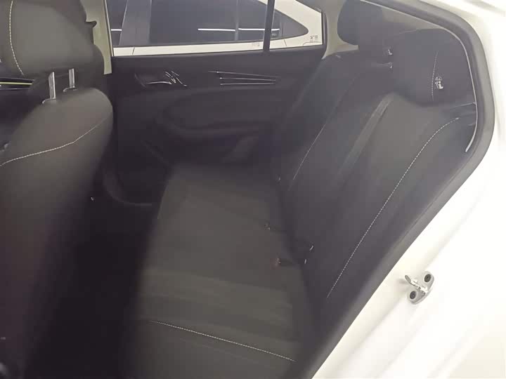 Фото 16 - Roewe i5