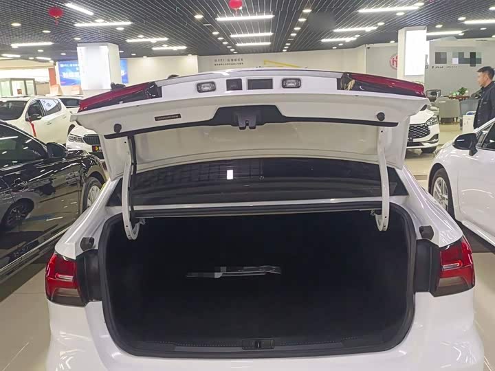 Фото 18 - Roewe i5