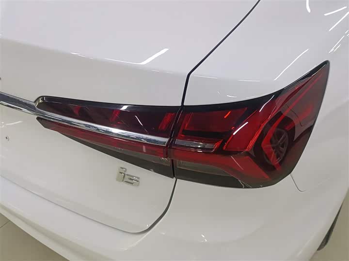 Фото 8 - Roewe i5