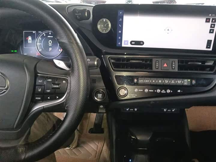 Фото 10 - Lexus ES