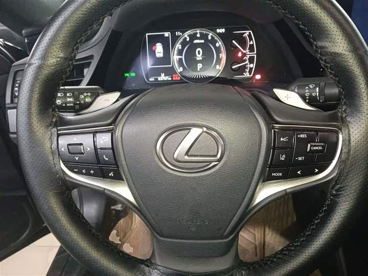 Фото 11 - Lexus ES