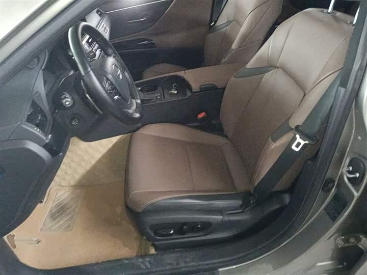 Фото 14 - Lexus ES