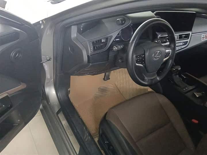 Фото 15 - Lexus ES