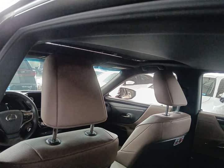 Фото 17 - Lexus ES