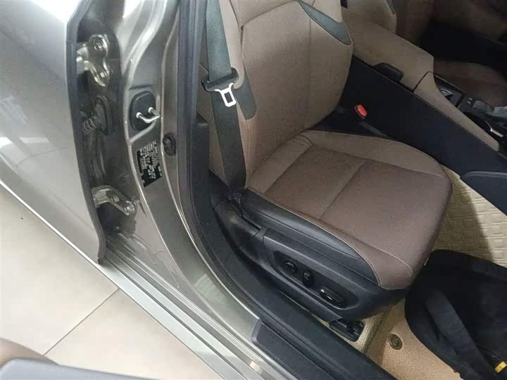 Фото 24 - Lexus ES