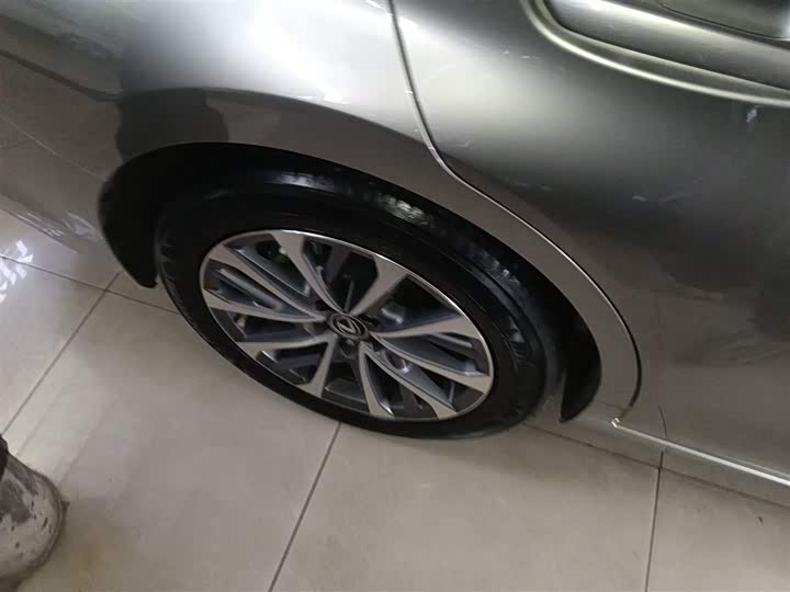 Фото 25 - Lexus ES