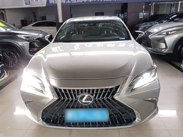 Фото 3 - Lexus ES