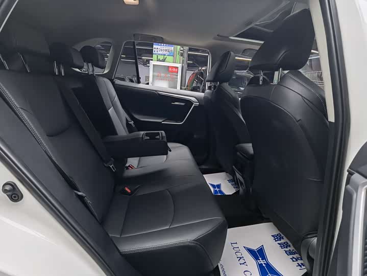 Фото 9 - Toyota Wildlander