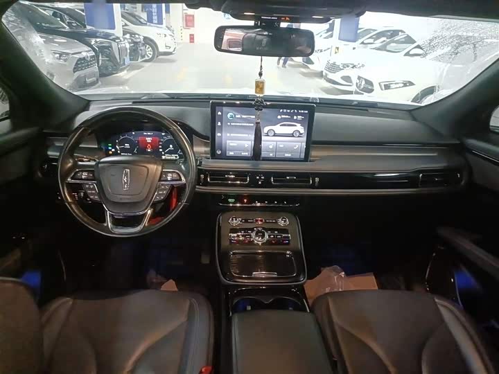 Фото 10 - Lincoln Nautilus