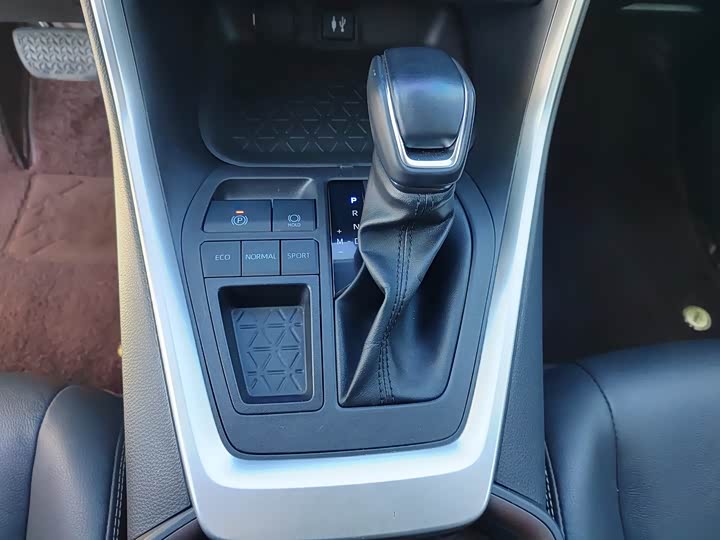 Фото 14 - Toyota RAV4