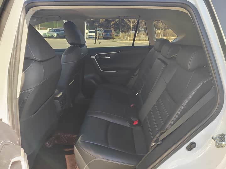 Фото 15 - Toyota RAV4