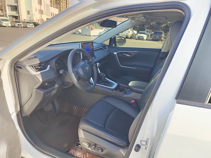 Фото 8 - Toyota RAV4