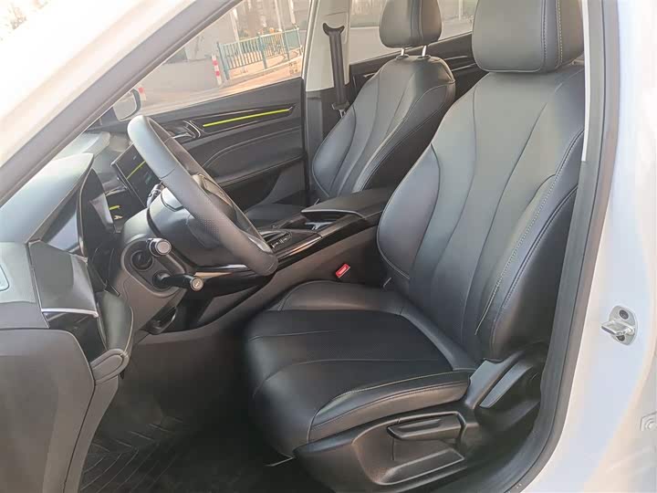 Фото 15 - Roewe i5