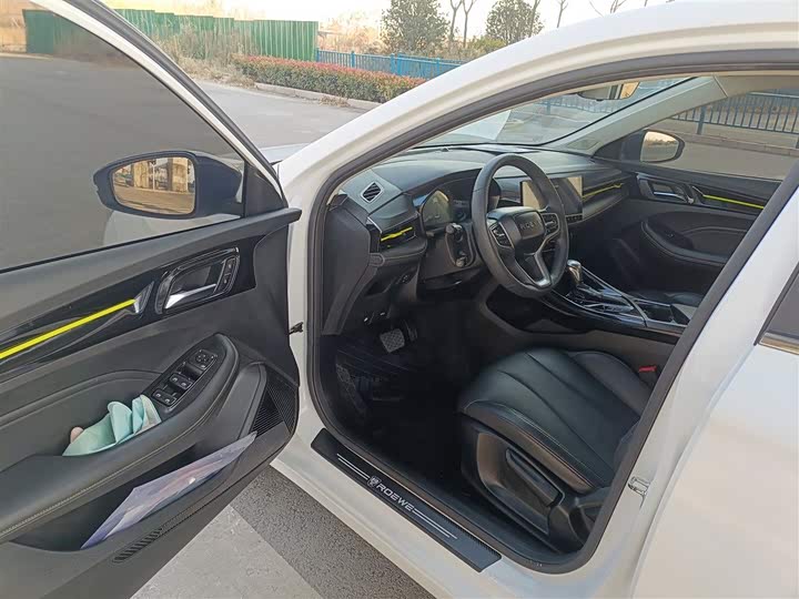 Фото 16 - Roewe i5