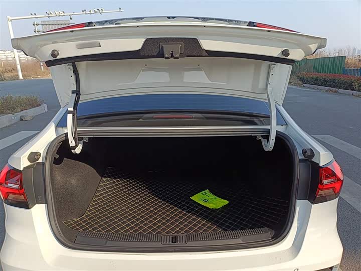 Фото 19 - Roewe i5