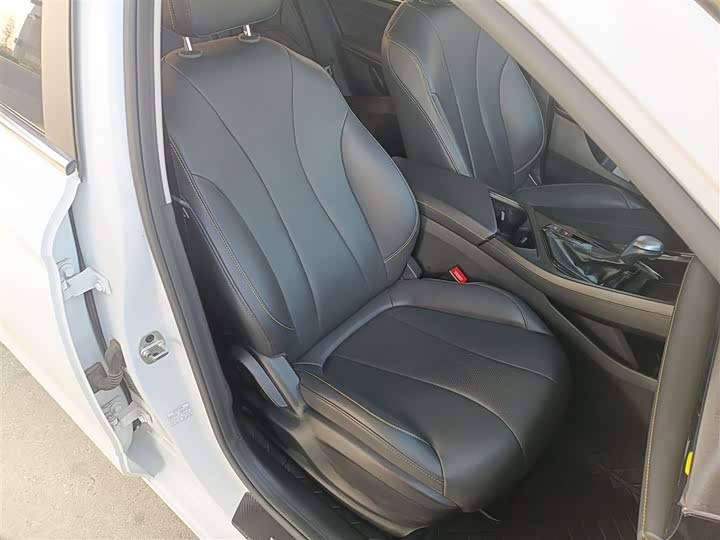 Фото 25 - Roewe i5