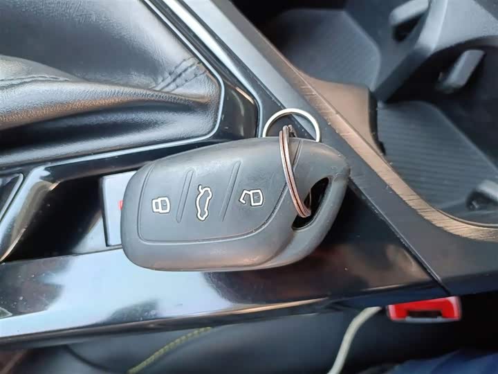 Фото 9 - Roewe i5