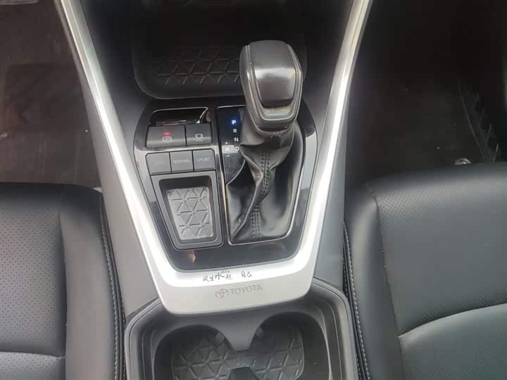 Фото 14 - Toyota RAV4