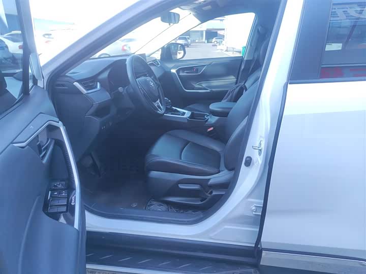 Фото 15 - Toyota RAV4