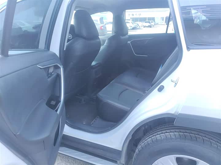 Фото 17 - Toyota RAV4