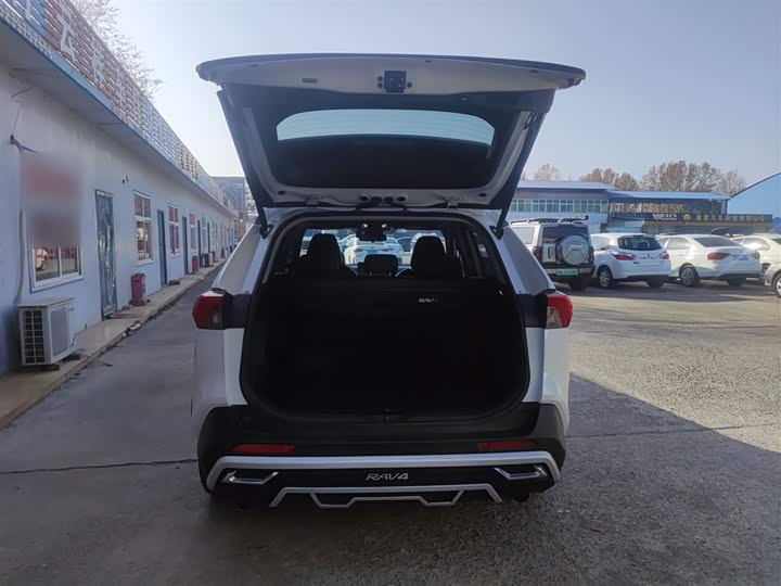 Фото 19 - Toyota RAV4