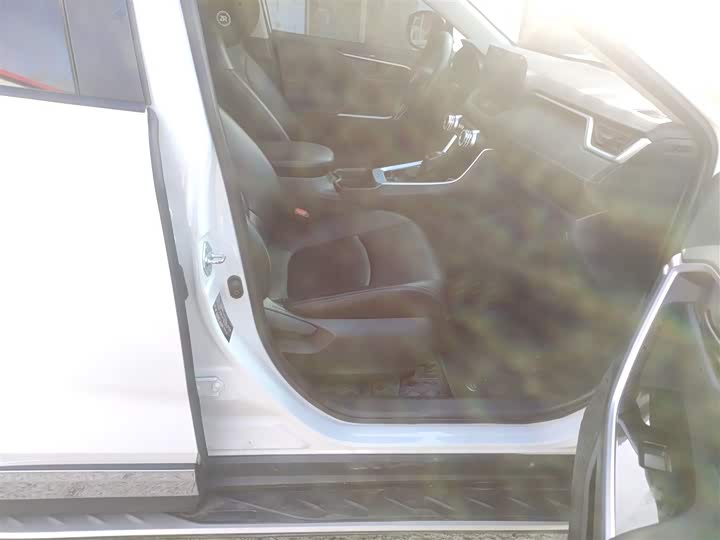 Фото 25 - Toyota RAV4