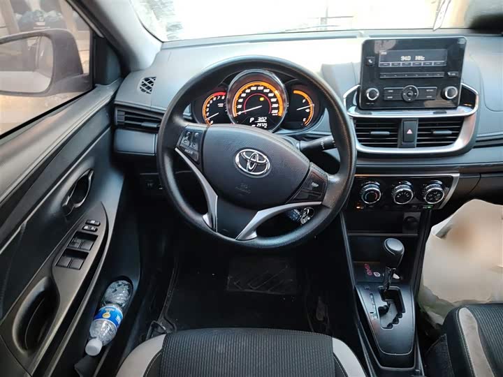 Фото 3 - Toyota Yaris L Hatchback