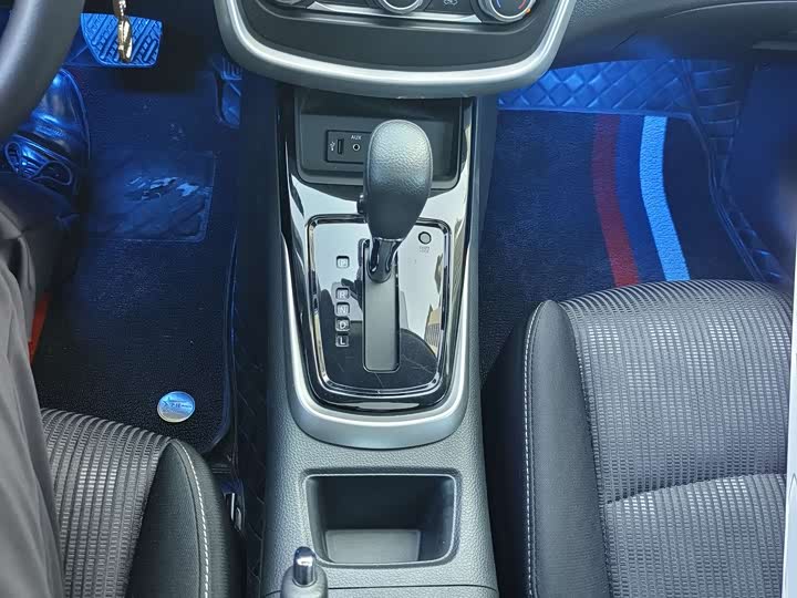 Фото 11 - Nissan Tiida