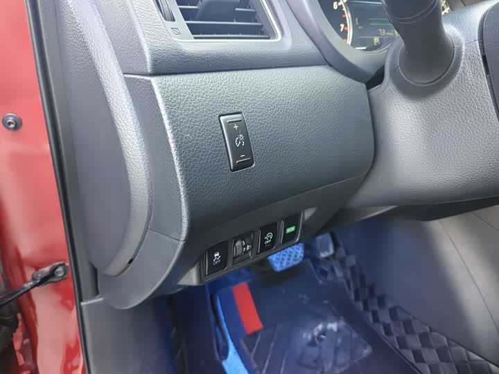 Фото 8 - Nissan Tiida