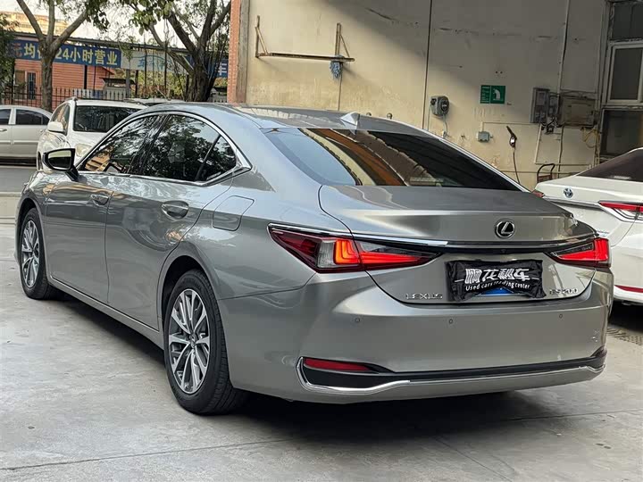 Фото 4 - Lexus ES