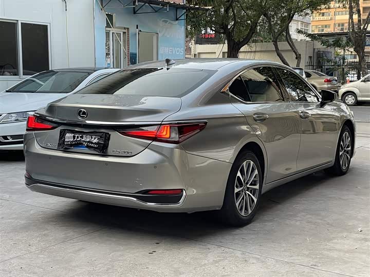 Фото 5 - Lexus ES