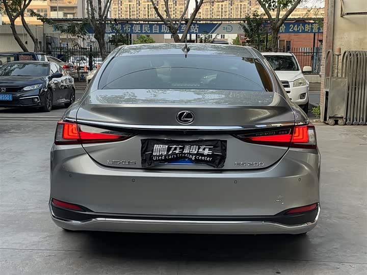 Фото 6 - Lexus ES