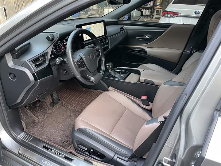 Фото 7 - Lexus ES