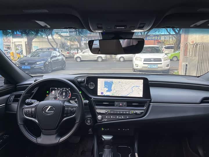 Фото 9 - Lexus ES