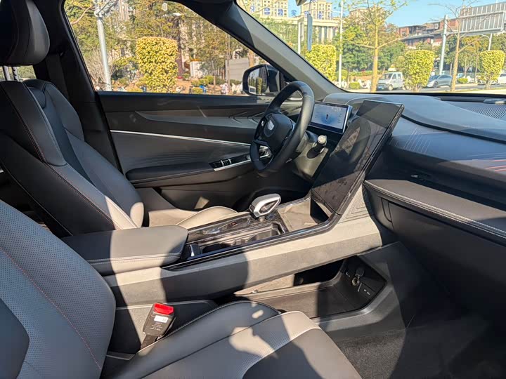 Фото 10 - Geely Atlas