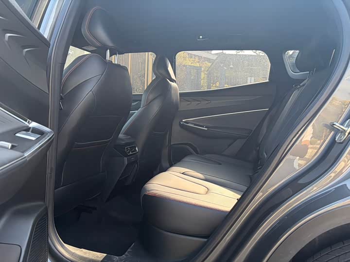 Фото 11 - Geely Atlas