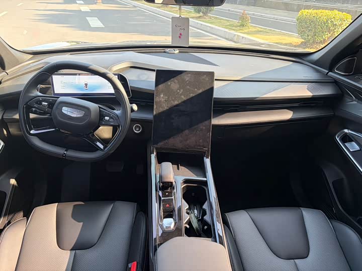 Фото 12 - Geely Atlas